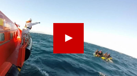 اللاجئين يحاولون الوصول الى سواحل اسبانيا بقوارب مطاطية كألعاب الأطفال ! المسافة أقل من أمستردام لهارليم والتكلفة 1000 € !