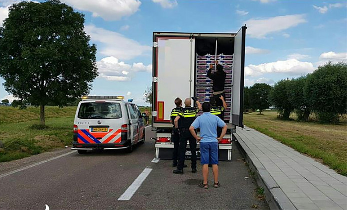  اكتشاف مهاجرين غير شرعيين بشاحنة بطيخ في روتردام .