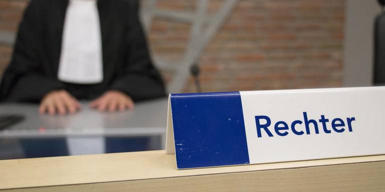 الحكم على اللاجيء الذي اعتدى على مفتشي القطار بالسجن والغرامة