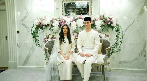 الزواج الرسمي للشاب الهولندي دينيس من الأميرة الماليزية أمينة