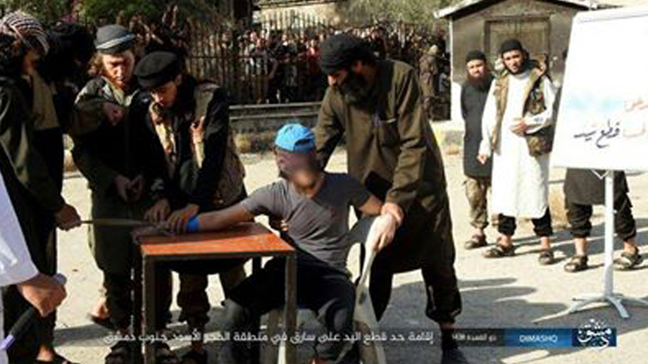 داعش ينشر صوراً تظهر قيام عناصره بقطع يد أحد أبناء اليرموك بتهمة السرقة