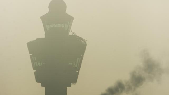 مطار سخيبول يلغي عشرات الرحلات بسبب الضباب