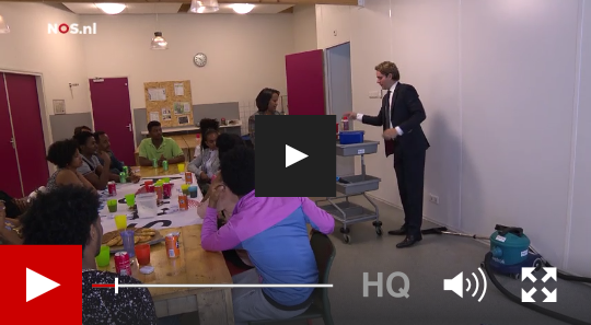 المزيد والمزيد من المبادرات لمساعدة اللاجئين على العمل