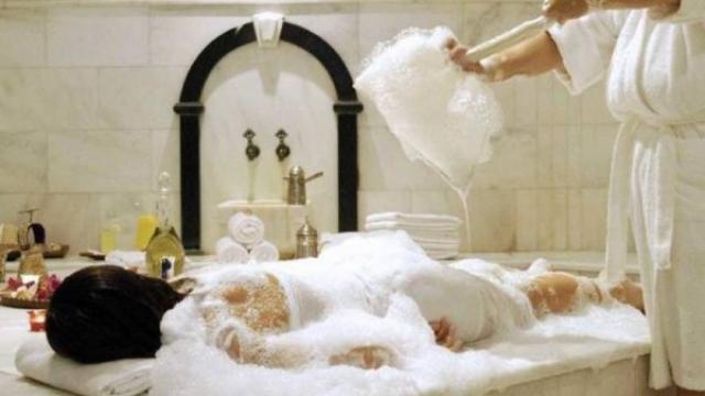 لص يهاجم حمام نساء في روتردام الموظفة : ليس هناك نقود فقط نساء عاريات !