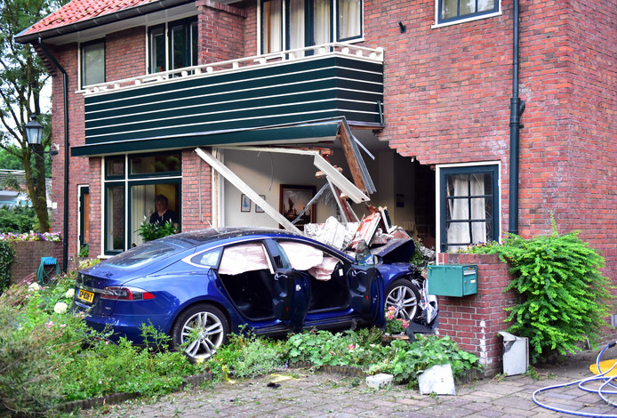 شاب مخمور يقود سيارة تسلا الكهربائية الى داخل منزل في Bilthoven 