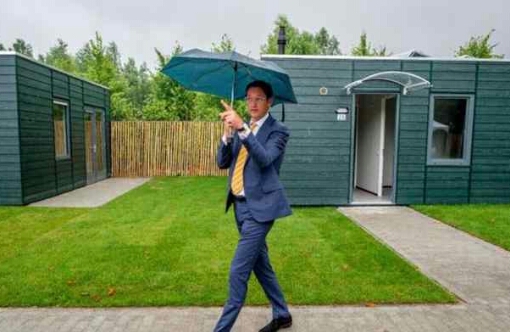 عضو مجلس بلدية روتردام ، في غرف الحاويات الخاصة بالمزعجين aso-woning