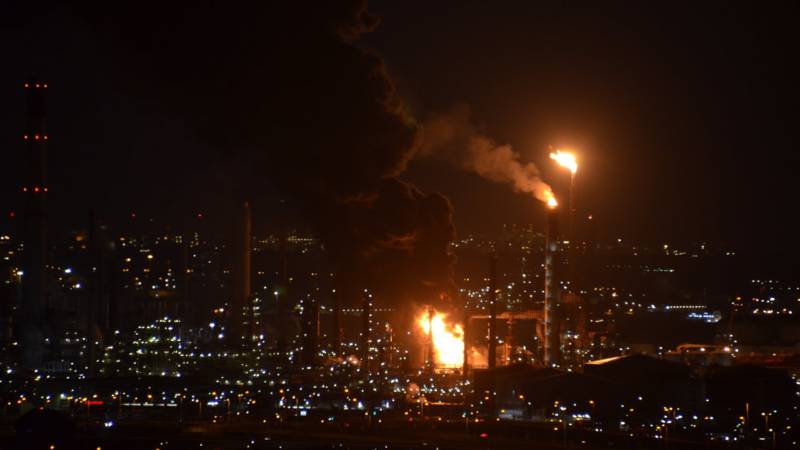 اندلاع حريق ضخم منذ قليل في مصفاة Esso في Botlek بروتردام