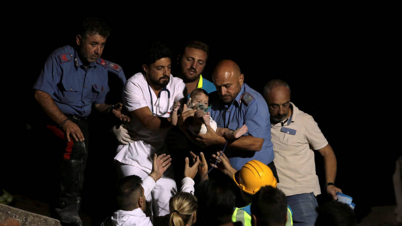  عقب الزلزال انقاذ ثلاثة أشقاء من تحت الأنقاض في جزيرة أيشيا الايطالية