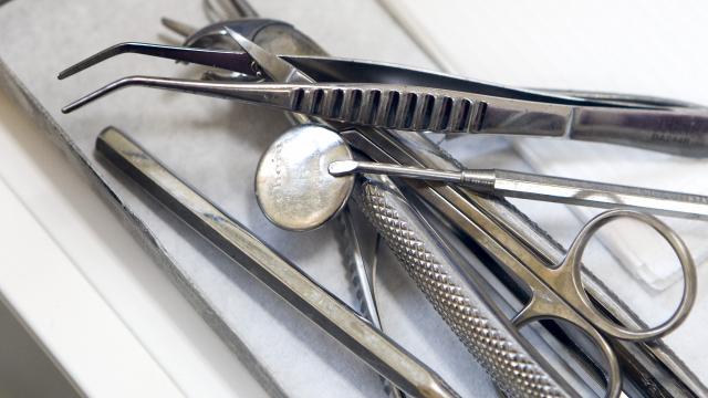 اغلاق ثلاثة عيادات أسنان بسبب سوء الرعاية الصحية