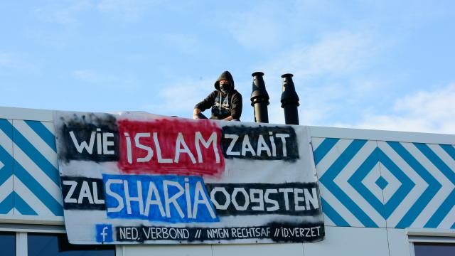 محتجون يحتلون سطح مدرسة اسلامية في أمستردام ويعلقون شعارات معادية للاسلام