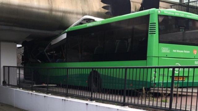 جرحى في حادث تصادم حافلة ركاب بجسر في Apeldoorn