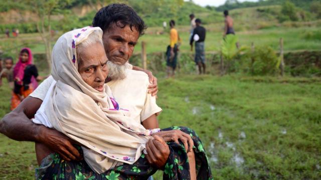استمرار فرار مسلمي الروهينغا الى بنغلادش ، العدد وصل الى 270،000