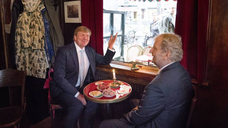 الملك يتجول برفقة رئيس بلدية أمستردام بمركز تسوق المدينة