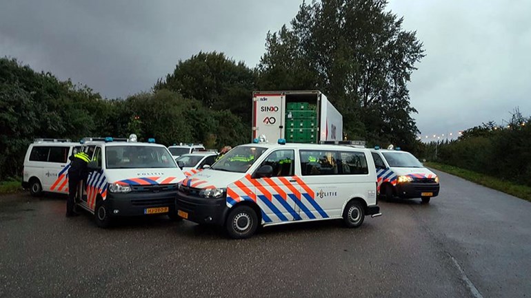 اكتشاف لاجئين بين الفول في شاحنة على الطريق A16