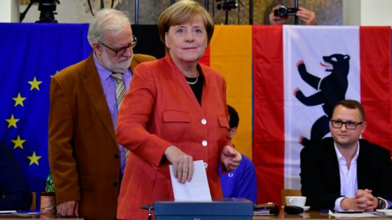 فوز ميركل باستطلاعات الرأي للانتخابات الألمانية 