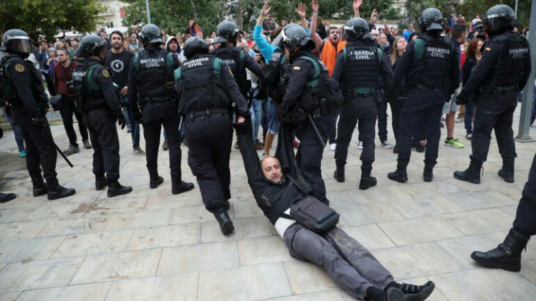 مئات الجرحى بعنف الشرطة بكتالونيا لمنع الاستفتاء