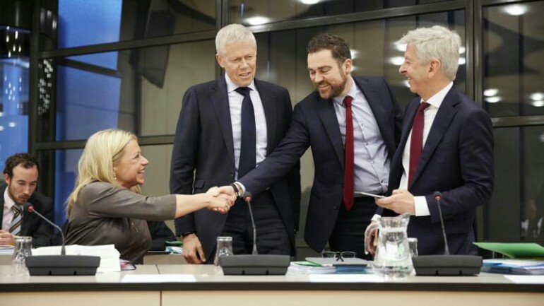 ديكهوف يتولى مهام وزير الدفاع بعد استقالة هينيس