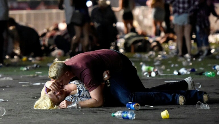 صورة بطولية لرجل يحمي صديقته بجسده من زخات الرصاص