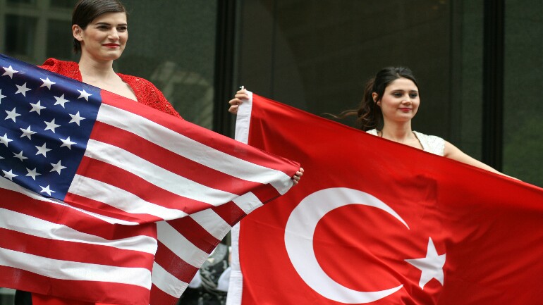 أمريكا توقف منح تأشيرات للأتراك وتركيا ترد بالمثل