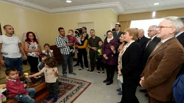 رئيسة تشيلي تستقبل اللاجئين السوريين بمطار سنتياغو