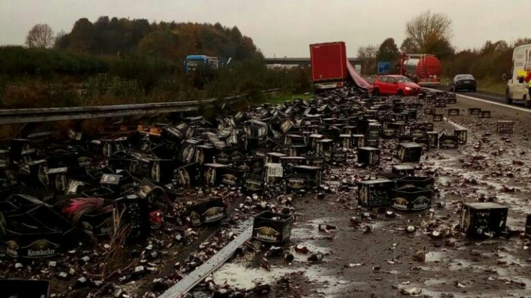 الألاف من زجاجات البيرة على الطريق السريع بسبب حادث قرب فرانكفورت