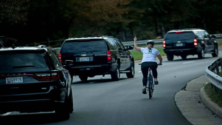 طرد موظفة أمريكية من عملها لأنها رفعت الاصبع الأوسط لموكب ترامب