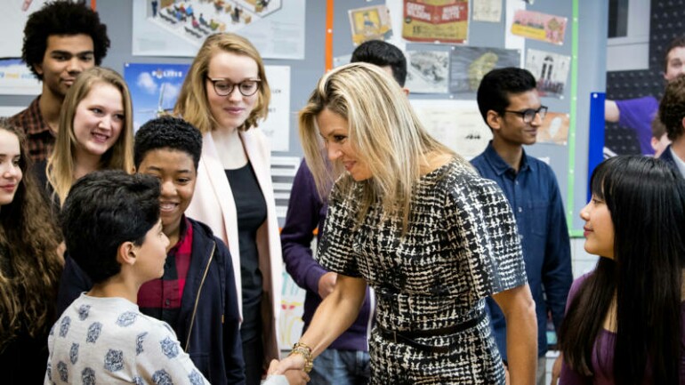 الملكة Maxima زارت صباح اليوم مدرسة في دانهاخ للتوعية الجنسية