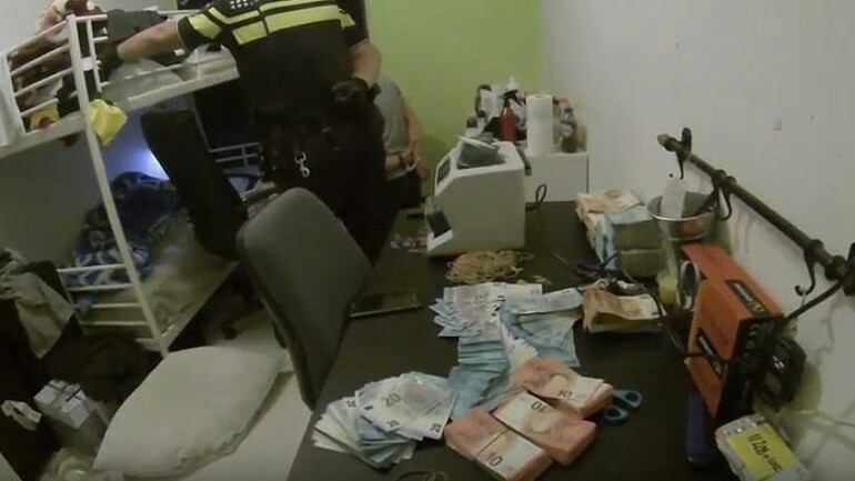 الشرطة تنشر فيديو لعثورها على 500،000 € نقدا أثناء مداهمة بأمستردام