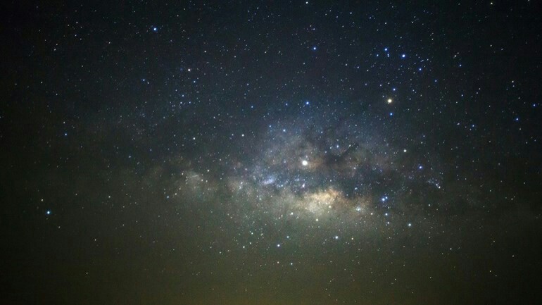 في الصباح سترون نجمتين قرب بعضهما رغم أنه في الحقيقة هناك مسافة 650 مليون كم بينهما