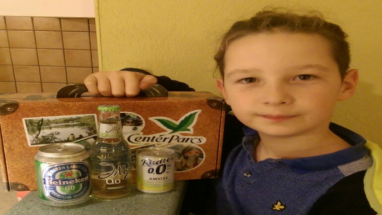 أب غاضب لتقديم علب بيرة Heineken كهدية ترحيبية لابنه في مركز باركس بليمبورخ
