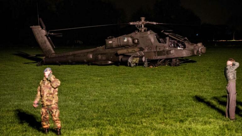 طائرة أباتشي تصطدم بكبل التوتر العالي وتتسبب بانقطاع الكهرباء