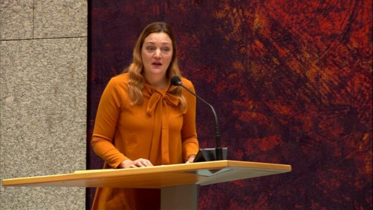 البرلمانية ساندرا بيركمان من حزب SP تحبس دموعها اثناء حديثها عن سكان خرونيغين