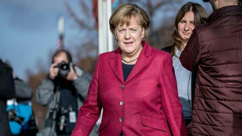 أنجيلا ميركيل تكافح للحفاظ على مستقبلها السياسي وتجنيب ألمانيا انتخابات جديدة