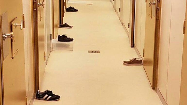 المشتبه بهم بمركز شرطة بدنهاخ  وضعوا أحذيتهم على أبواب الزنزانات بانتظار الحلوى