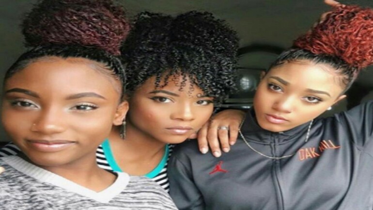 في الصورة أم وابنتيها! أي منهن هي الأم ؟