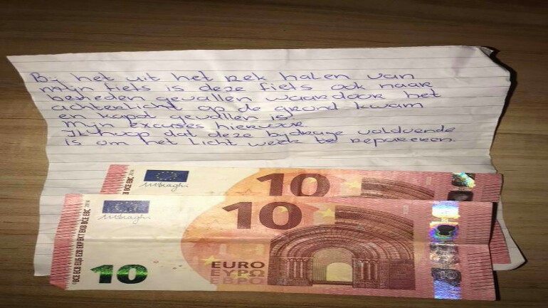 الينا تعثر على هذه الملاحظة مع عشرون يورو على دراجتها