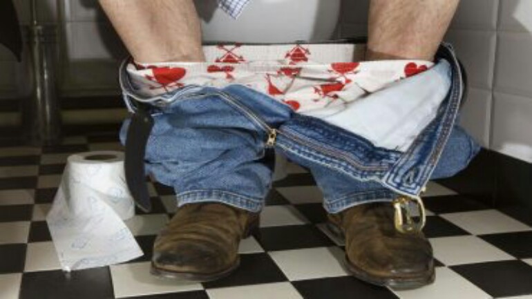 رجل سكير في أمرسفورت يرمي الشرطة بالبراز !!