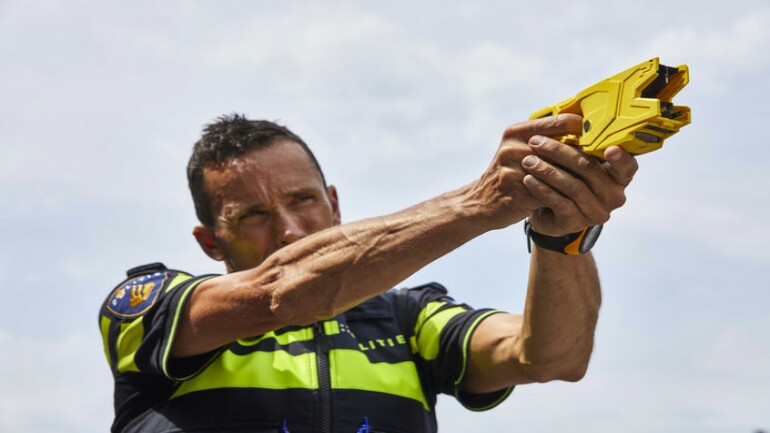 الشرطة سعيدة بالسلاح الجديد الذي ردع المجرمين وأرعبهم