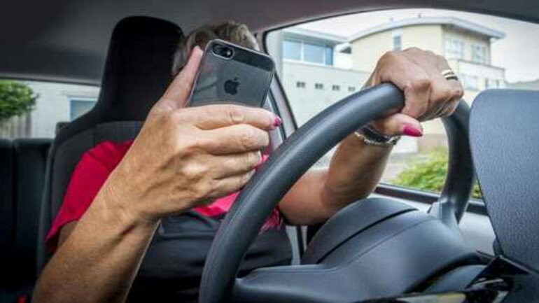 البرلمان الهولندي يريد تشديد العقوبة لاستخدام الهاتف الجوال أثناء القيادة