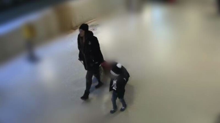 امرأة تترك طفل ورائها في محطة أمستردام والشرطة تطلب معلومات عنه