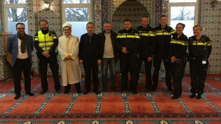 فيلدرز غاضب من صورة نشرتها الشرطة أثناء زيارتها لمسجد في أوفرايسيل