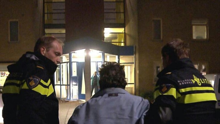 في الصباح موظف بتكنلوجيا المعلومات - في المساء شرطي متطوع