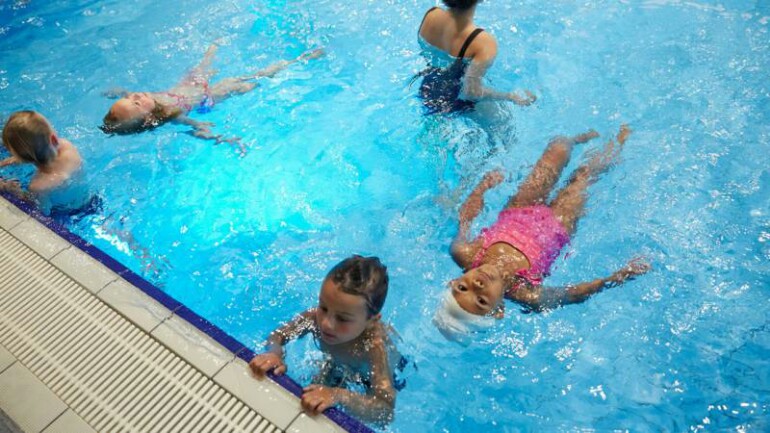 97 بالمئة من المراهقين في هولندا لديهم شهادة في السباحة