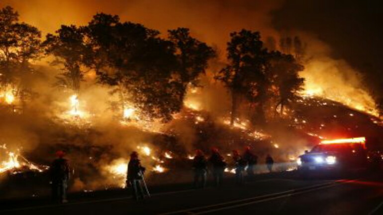 النيران تأتي على مئات المنازل وألاف الهكتارات في لوس أنجلوس بأمريكا