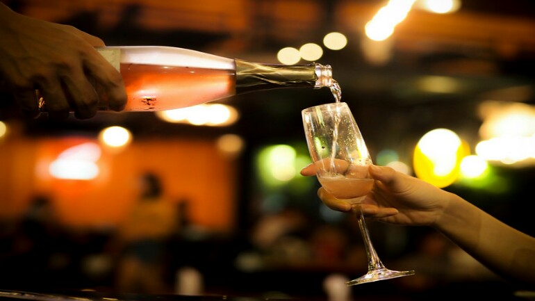 طائرة تهبط اضطراريا بسبب امرأة غاضبة لعدم منحها شمبانيا اضافية !