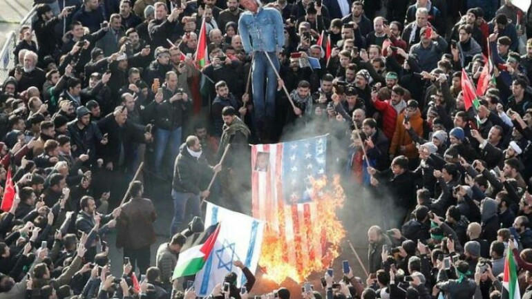 ميركل تدين حرق الأعلام الاسرائيلية - توجيه 12 تهمة جنائية لمتظاهرين في ألمانيا 