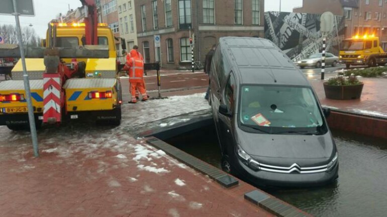 للمرة الثالثة تسقط سيارة في مياه جسر Jansbeek بأرنهيم - خلال خمسة أيام منذ افتتاحه!