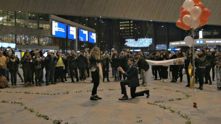 يونس يطلب الزواج من حبيبته بطريقة خاصة في محطة Rotterdam Centraal