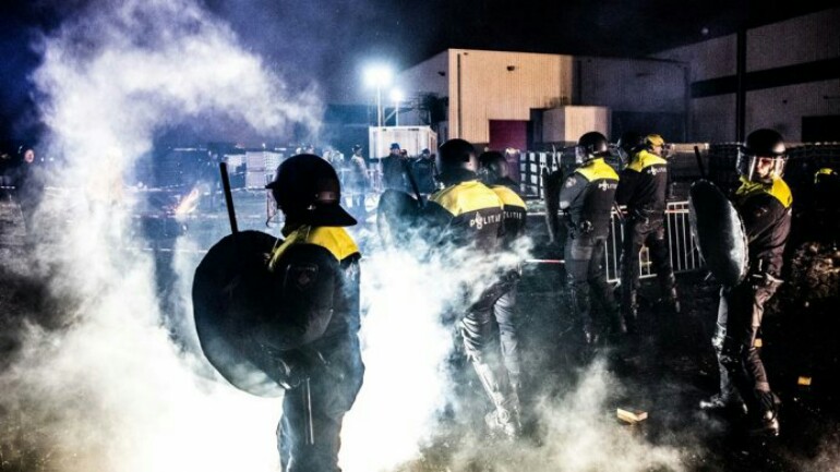 رمي الألعاب النارية على موظفي الطواريء والشرطة برأس السنة - هو محاولة قتل