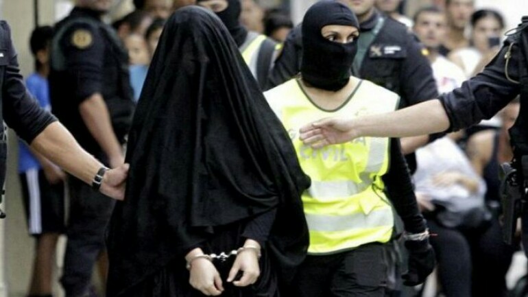 اعتقلت بطريق عودتها - سافرت برفقة أطفالها الثلاثة الى سوريا دون علم زوجها